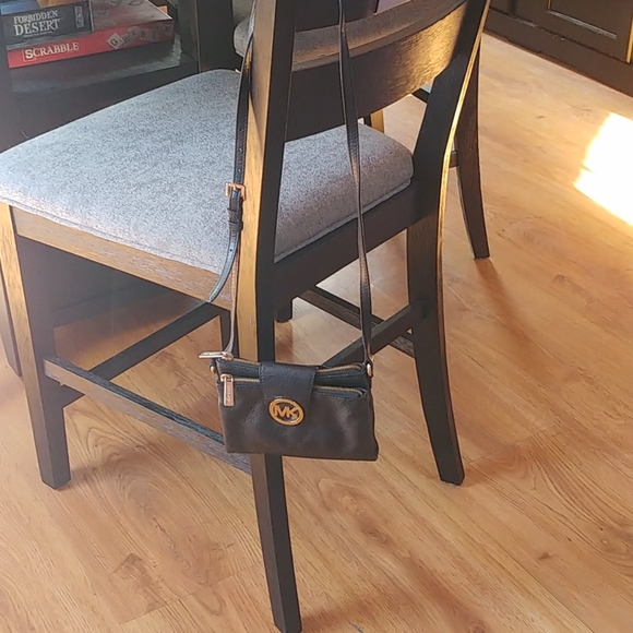 Cute Michael Kors bag great for any occasion! - Picture 2 of 7